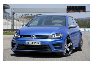 VW GOLFの最強マシン「ゴルフR」は、本国独仕様には2ドアと4ドアがある。写真は2ドア仕様。これまでの例で日本導入モデルは、2ドア左ハンドル6MT(マニュアル3ペダル)仕様、4ドア右ハンドル・DGS(2ペダル)仕様だった。果たして今回は? VW GOLFの最強マシン「ゴルフR」は、本国独仕様には2ドアと4ドアがある。写真は2ドア仕様。これまでの例で日本導入モデルは、2ドア左ハンドル6MT(マニュアル3ペダル)仕様、4ドア右ハンドル・DGS(2ペダル)仕様だった。果たして今回は?
