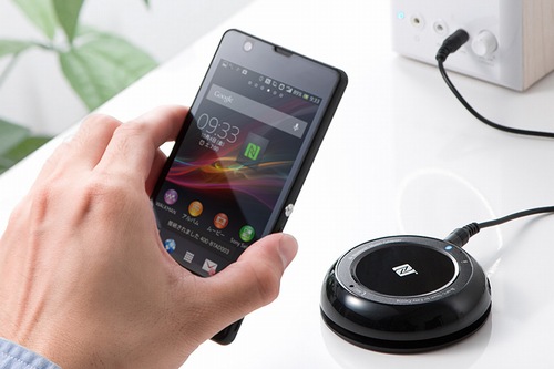 サンワサプライは11日、有線スピーカーを簡単にワイヤレス化してiPhoneやスマホの音楽を楽しめるBluetoothオーディオレシーバー、「Bluetoothレシーバー（オーディオ・通話対応・受信機・NFC接続）400-BTAD003」を発売した。