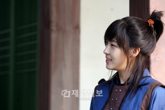 MBC月火ドラマ『奇皇后』で、スンニャン役を熱演中のハン・ジウォンの男装姿が公開され視線を集めている。