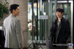 イ・ドンゴンとチョン・ヨンファのツーショットシーンが話題だ。写真＝FNCエンターテインメントFacebook