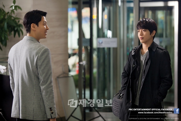 イ・ドンゴンとチョン・ヨンファのツーショットシーンが話題だ。写真＝FNCエンターテインメントFacebook