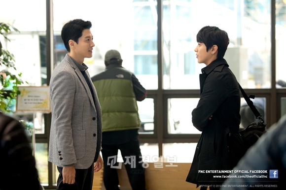 イ・ドンゴンとチョン・ヨンファのツーショットシーンが話題だ。写真＝FNCエンターテインメントFacebook