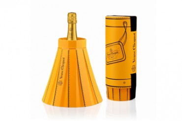 プリーツスカートのボトルクーラー！ヴーヴ・クリコの限定シャンパン発売