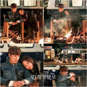 『相続者たち』のイ・ミンホ&パク・シネが、童話の中のワンシーンのようなロマンチックな“焚き火シーン”を演出し、本格的な激情ロマンスの始まりを予告した。写真=ファエンダムピクチャーズ 『相続者たち』のイ・ミンホ&パク・シネが、童話の中のワンシーンのようなロマンチックな“焚き火シーン”を演出し、本格的な激情ロマンスの始まりを予告した。写真=ファエンダムピクチャーズ