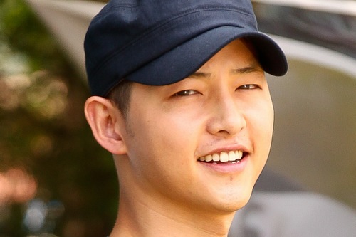 第22師団、別名栗谷（ウルゴク）部隊によれば、ソン・ジュンギは先月10日の新兵修了式以後、後半期教育を無事に終えて捜索部隊に最終配置された。