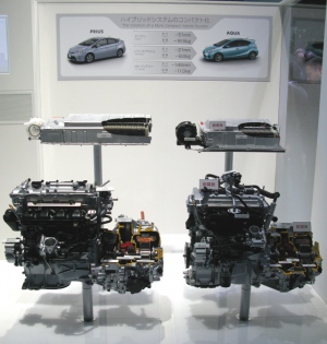 トヨタはTMECを中心にハイブリッドユニットや電池の中国・国産化に向けて準備を進めている。計画では、2015年頃を目処に中国産ハイブリッドユニットを搭載したモデルを生産・販売する。写真は日本製プリウス(左)とアクア(右)のハイブリッドユニットと電池。 トヨタはTMECを中心にハイブリッドユニットや電池の中国・国産化に向けて準備を進めている。計画では、2015年頃を目処に中国産ハイブリッドユニットを搭載したモデルを生産・販売する。写真は日本製プリウス(左)とアクア(右)のハイブリッドユニットと電池。