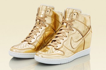 NIKEより新作「ダンク スカイ HI」ゴージャスなゴールドとシルバーきらめくスニーカー