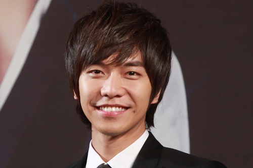 昆虫の一生を俳優兼歌手のイ・スンギの声で聞くことになった。