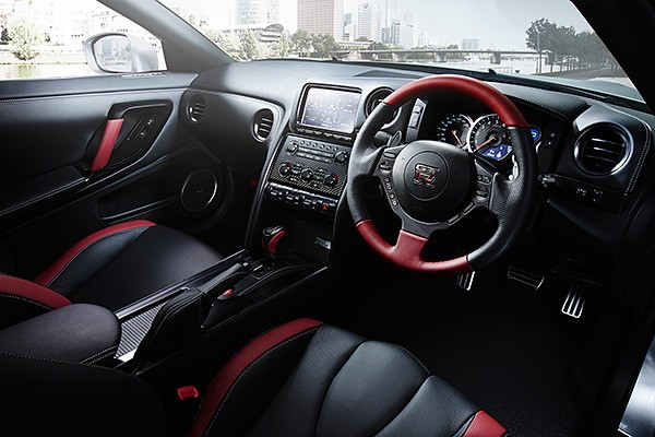 日産自動車は19日、高級スポーツカー「NISSAN GT-R」をマイナーチェンジした14年モデルを12月2日に発売すると発表した。