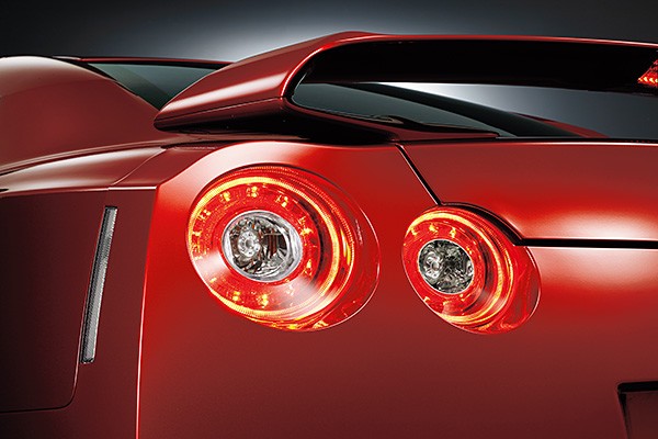 日産自動車は19日、高級スポーツカー「NISSAN GT-R」をマイナーチェンジした14年モデルを12月2日に発売すると発表した。