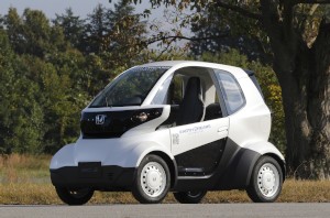 ホンダは19日、近距離移動用の超小型電気自動車（EV）「MC-β（エム シー ベータ）」を発表した（写真提供：ホンダ）