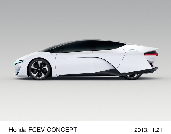 ホンダが20日、2013年ロサンゼルスオートショーで公開した新型の燃料電池電気自動車（FCEV）「Honda FCEV CONCEPT」（写真提供：ホンダ）