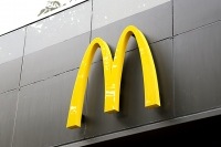マクドナルドは現在、全国に約3300店舗を展開している。人口10万人あたりの店舗数をみると、全国平均は2.58件