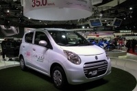 第43回東京モーターショーでスズキ・ブースで主役を張ったアルト・エコ。ガソリン車で最高の燃費は35.0km/リッター(FF車)だ。