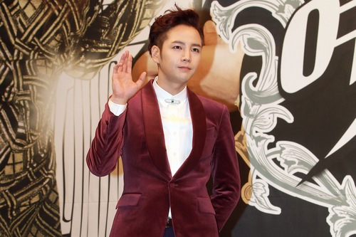 俳優チャン・グンソクがKBS 2TV 水木ドラマ『綺麗な男』の撮影スタッフのために大きなプレゼントをした。