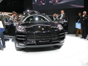 ポルシェが送り出すコンパクトSUV「ポルシェ・マカン・ターボ」。コンパクトとは言え、全長×全幅×全高は4681-4699×1923×1621mm、ホイールベースは2807mm。確かに同社カイエンに比べれば、僅かに小さい。 ポルシェが送り出すコンパクトSUV「ポルシェ・マカン・ターボ」。コンパクトとは言え、全長×全幅×全高は4681-4699×1923×1621mm、ホイールベースは2807mm。確かに同社カイエンに比べれば、僅かに小さい。