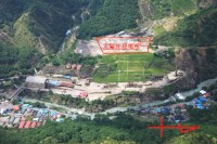 古河機械金属が公開した旧足尾製錬所硫酸工場跡地と太陽光発電所の位置を示す写真。