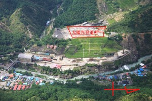 古河機械金属が公開した旧足尾製錬所硫酸工場跡地と太陽光発電所の位置を示す写真。 古河機械金属が公開した旧足尾製錬所硫酸工場跡地と太陽光発電所の位置を示す写真。