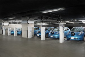 日産自動車は29日、電気自動車(EV)「日産リーフ」複数台から建物に電力を給電するシステム「Vehicle to Building」の実証実験の経過を発表した。 日産自動車は29日、電気自動車(EV)「日産リーフ」複数台から建物に電力を給電するシステム「Vehicle to Building」の実証実験の経過を発表した。