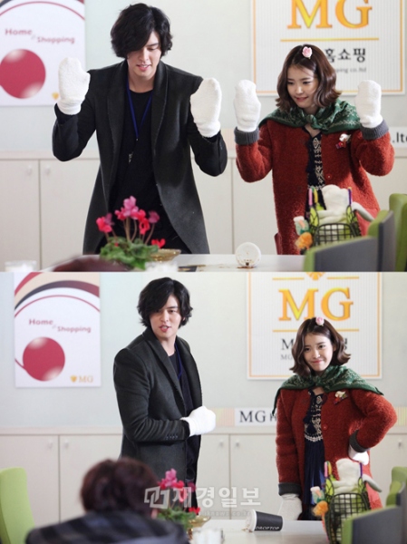 IUとイ・ジャンウがユニークな“靴下ダンス”を披露した。写真=グループエイト