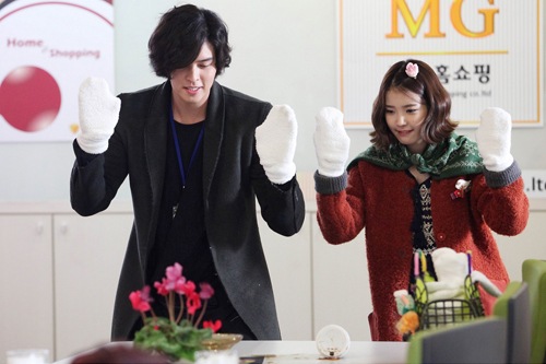 IUとイ・ジャンウがユニークな“靴下ダンス”を披露した。写真=グループエイト