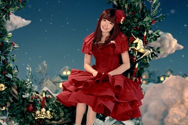 auのCMにきゃりーサンタが登場！「もったいないとらんど」クリスマスバージョンを披露