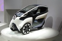 トヨタ製EV「i-ROAD」は乗車定員2名。ヤマハの3輪バイクの自動車版か。コーナリングで車体が2輪車のように内側に傾くのがキモだ。タイヤの特性なども四輪車とは同一に考えられない。