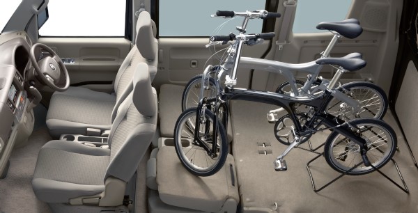 日産自動車の新型軽商用車「NV100クリッパー リオ 」（乗員2名+荷物）