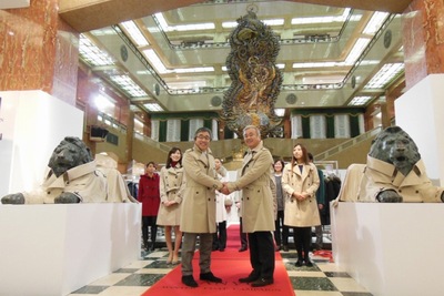 三越ライオン像のトレンチコート完成披露 　三越日本橋本店で三陽商会コートキャンペーン