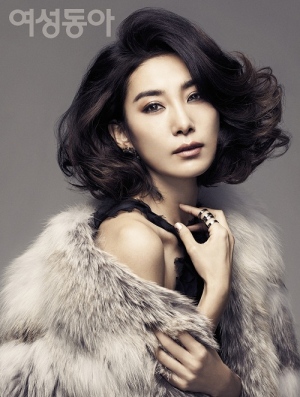 MBC月火ドラマ『奇皇后』で皇太后を演じる女優キム・ソヒョンが、女性マガジン「女性東亜」の表紙を飾り、セクシーさあふれる魅力を披露した。写真＝女性東亜