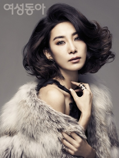 MBC月火ドラマ『奇皇后』で皇太后を演じる女優キム・ソヒョンが、女性マガジン「女性東亜」の表紙を飾り、セクシーさあふれる魅力を披露した。写真＝女性東亜