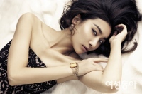MBC月火ドラマ『奇皇后』で皇太后を演じる女優キム・ソヒョンが、女性マガジン「女性東亜」の表紙を飾り、セクシーさあふれる魅力を披露した。写真＝女性東亜