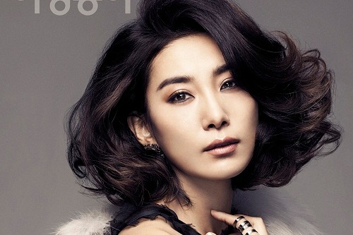 MBC月火ドラマ『奇皇后』で皇太后を演じる女優キム・ソヒョンが、女性マガジン「女性東亜」の表紙を飾り、セクシーさあふれる魅力を披露した。写真＝女性東亜
