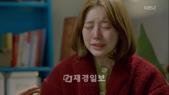 女優ユン・ウネが着たバーガンディーコートが話題を集めている。写真＝KBS『未来の選択』