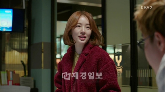 女優ユン・ウネが着たバーガンディーコートが話題を集めている。写真＝KBS『未来の選択』
