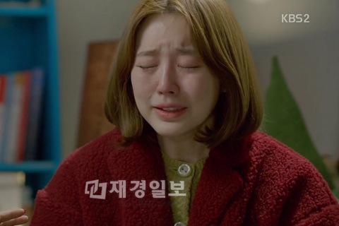 女優ユン・ウネが着たバーガンディーコートが話題を集めている。写真＝KBS『未来の選択』