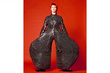 山本寛斎の復活コレクションが伊勢丹新宿の初売りに！デヴィッド・ボウイの衣装のレプリカも展示