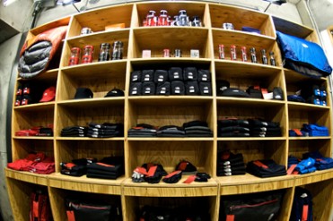 ザ・ノース・フェイス スタンダード、初の限定ショップを大阪・福岡にオープン