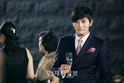 俳優チャン・ドンゴンが映画『泣く男』の撮影現場に温かさを吹き込んだ。