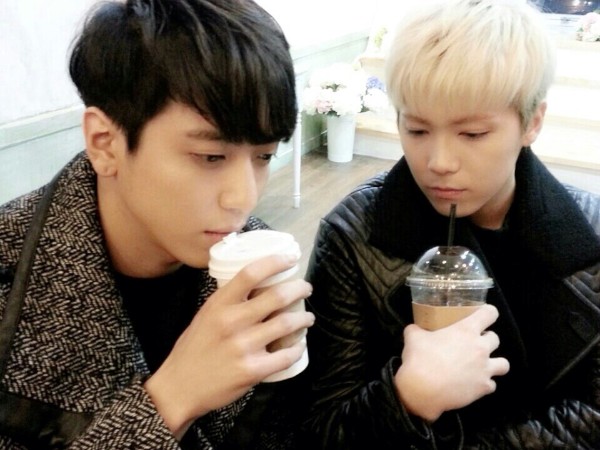 年末の「2013 FNC KINGDOM IN JAPAN -Fantastic & Crazy-」に出演するFTISLANDのイ・ホンギと、CNBLUEのチョン・ヨンファの2ショット写真が届いた。(C) FNC MUSIC JAPAN INC. 年末の「2013 FNC KINGDOM IN JAPAN -Fantastic & Crazy-」に出演するFTISLANDのイ・ホンギと、CNBLUEのチョン・ヨンファの2ショット写真が届いた。(C) FNC MUSIC JAPAN INC.