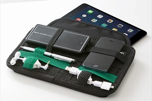 小型アクセサリ類などをゴムバンドで固定して収納できるサンワサプライのタブレット用インナーケース