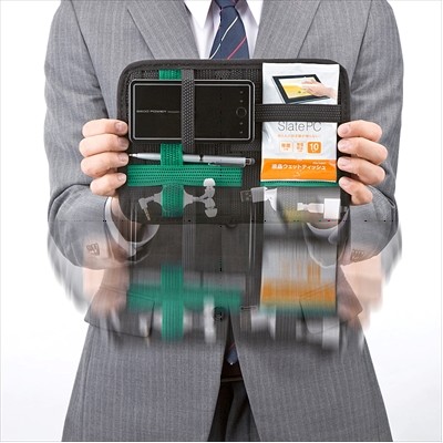 小型アクセサリ類などをゴムバンドで固定して収納できるサンワサプライのタブレット用インナーケース