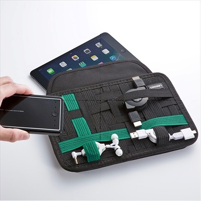 小型アクセサリ類などをゴムバンドで固定して収納できるサンワサプライのタブレット用インナーケース