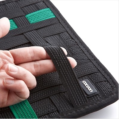 小型アクセサリ類などをゴムバンドで固定して収納できるサンワサプライのタブレット用インナーケース