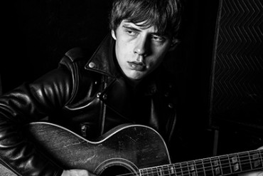 ジェイク・バグ、サンローランの広告ビジュアルに - 自身のアルバムジャケットでも着用