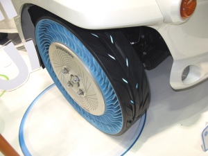 ブリヂストンの非空気入りタイヤ「エアフリーコンセプト」が、『エコプロダクツ2013』で、新世代のエコタイヤとして紹介された。今回は70kgほどの「電動カート」クラス対応から300kgほどの「小型EV」クラス対応へステップアップした。 ブリヂストンの非空気入りタイヤ「エアフリーコンセプト」が、『エコプロダクツ2013』で、新世代のエコタイヤとして紹介された。今回は70kgほどの「電動カート」クラス対応から300kgほどの「小型EV」クラス対応へステップアップした。