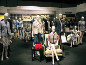 「NEWYORKER」2014年春夏コレクションの様子。ハウスタータンを初めとしたさまざまな提案がある。意外に知られていないが、同ブランドは「J1 鹿島アントラーズ」のオフィシャルスーツ・サプライヤーだ。 「NEWYORKER」2014年春夏コレクションの様子。ハウスタータンを初めとしたさまざまな提案がある。意外に知られていないが、同ブランドは「J1 鹿島アントラーズ」のオフィシャルスーツ・サプライヤーだ。