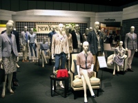 「NEWYORKER」2014年春夏コレクションの様子。ハウスタータンを初めとしたさまざまな提案がある。意外に知られていないが、同ブランドは「J1 鹿島アントラーズ」のオフィシャルスーツ・サプライヤーだ。