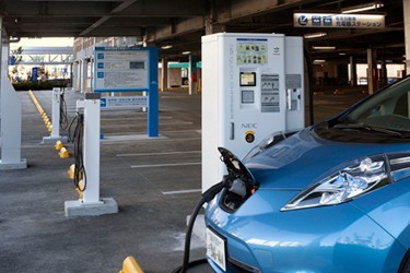 NECが「イオンモール幕張新都心」に設置したEV・PHV急速/普通充電器、充電コントローラ