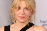 コートニー・ラヴ、スキャンダラスなツイートの裁判日せまる